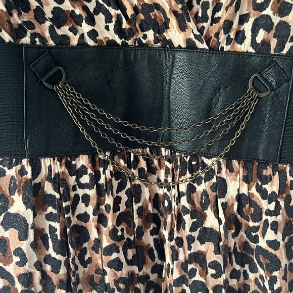Miss Tina Leopard Print Top with Faux Belt and Chain Detailing Size Large 12/14 - Picture 3 of 7